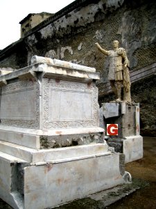 Kopie einer Marmurstatue des Marcus Nonius Balbus und sein Grabaltar in Herculaneum