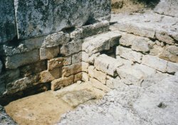 Zeustempel in Nemea: Grube im Boden