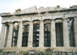 Die östliche Schmalseite des Parthenon, der inmitten der Akropolis stand.