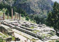 Reste des Apollontempels in Delphi, in dem sich auch der Raum befand, in dem Pythia über dem Erdschlund gesessen haben soll. Spuren eines solchen Erdspaltes konnte man nicht entdecken. Vor der Schmalseite des Tempels mit den Säulen stand der Altar, den die Chier gestiftet hatten. 