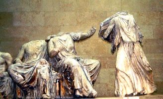 Kore, Demeter und Iris im Ostgiebel des Parthenon