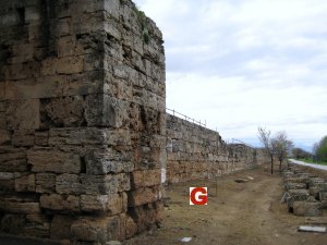 Mauer und Turm an der Porta 
                                  Sirena